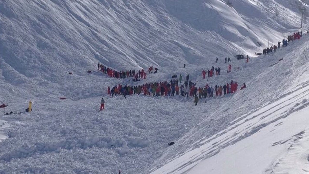 Eine etwa 400 Meter breite Lawine hatte eine Gruppe von Skifahrern mitgerissen.