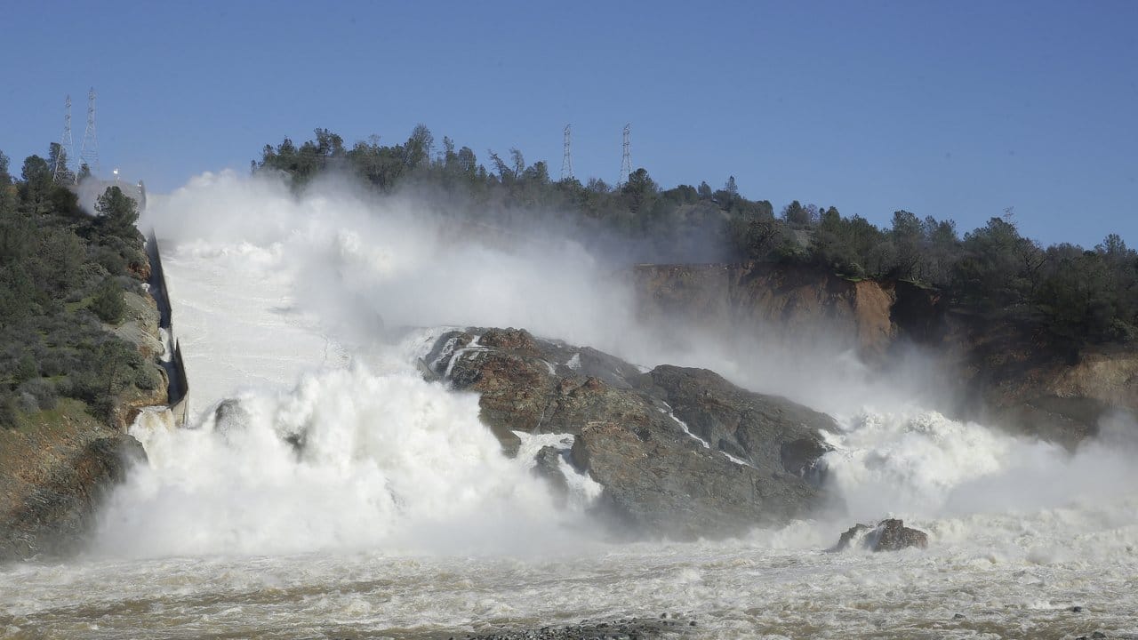 Wassermassen strömen den Überlauf des Oroville-Staudamms hinab.