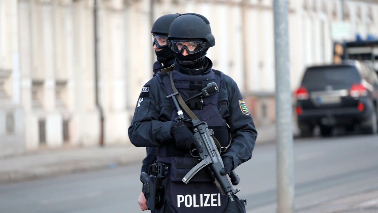 Schwer bewaffnete Polizisten und Spezialkräfte waren in Chemnitz im Einsatz.