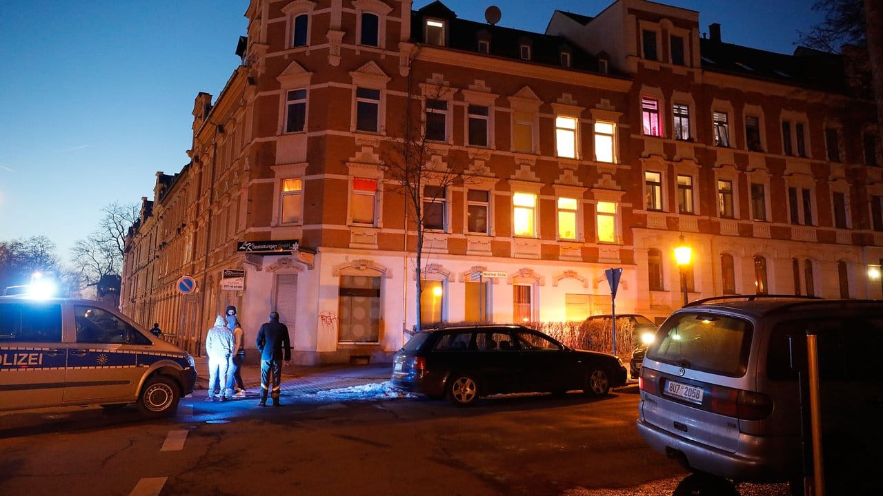 Terrroralarm: Polizisten vor einem Mehrfamilienhaus in Chemnitz.