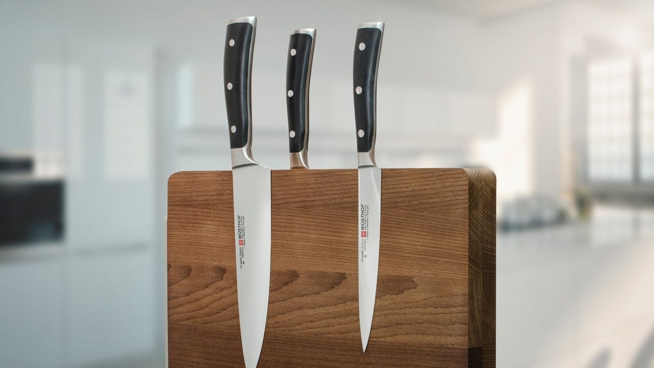 Nicht in, sondern an dem neue Messerblock von Wüsthof aus Thermobuchenholz finden bis zu sechs Messer Platz.