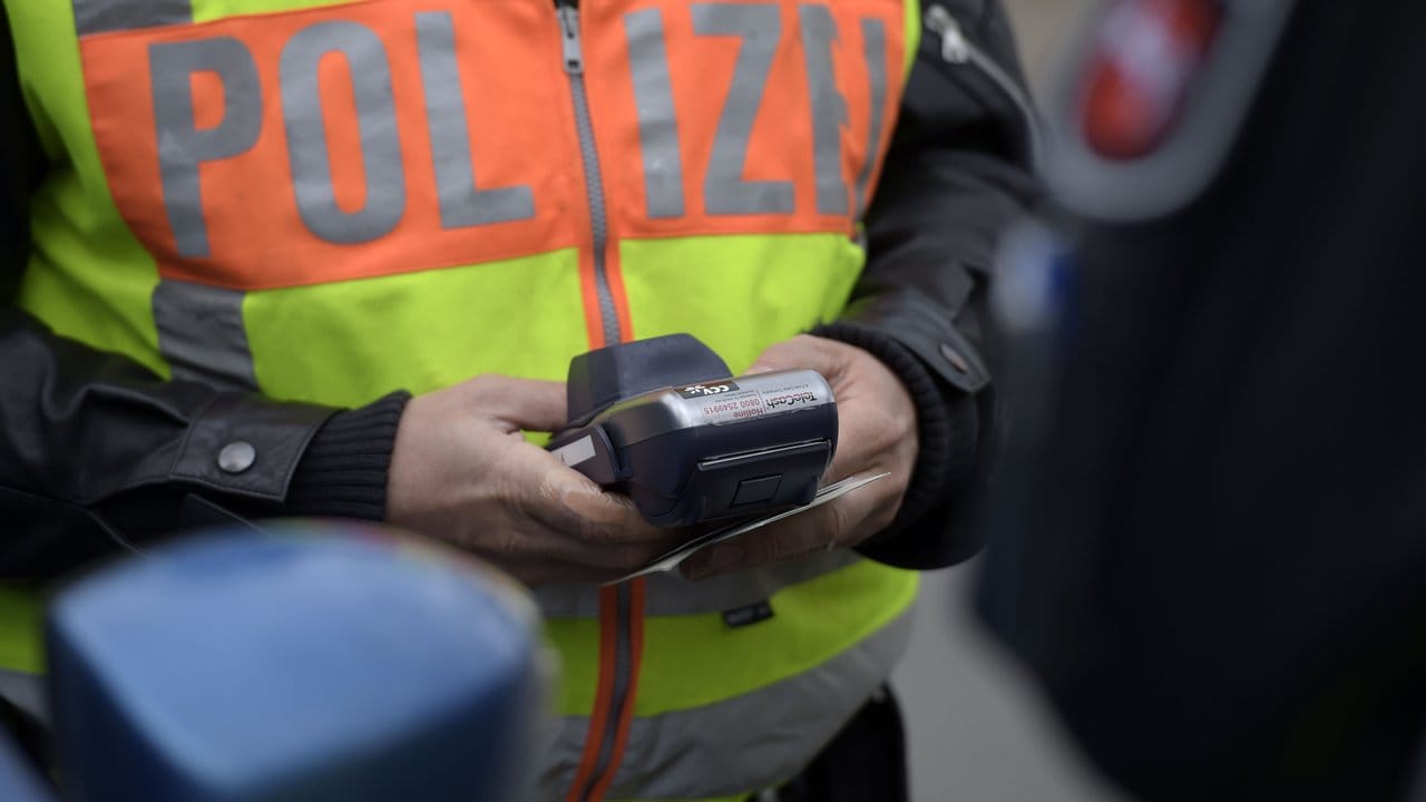 Polizei testet EC-Zahlung von Strafen bei Verkehrsverstößen. Polizei testet EC-Zahlung von Strafen bei Verkehrsverstößen.