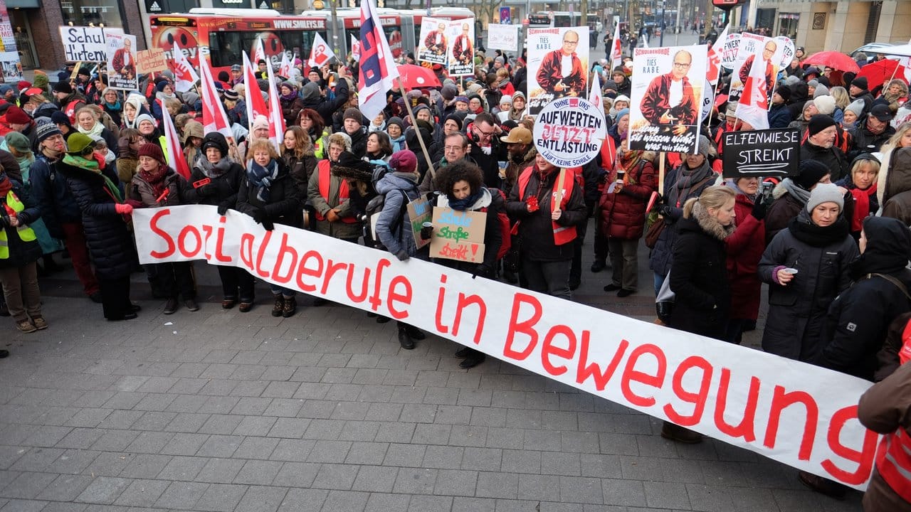 Streikende halten in Hamburg einen Banner mit der Aufschrift "Sozialberufe in Bewegung".