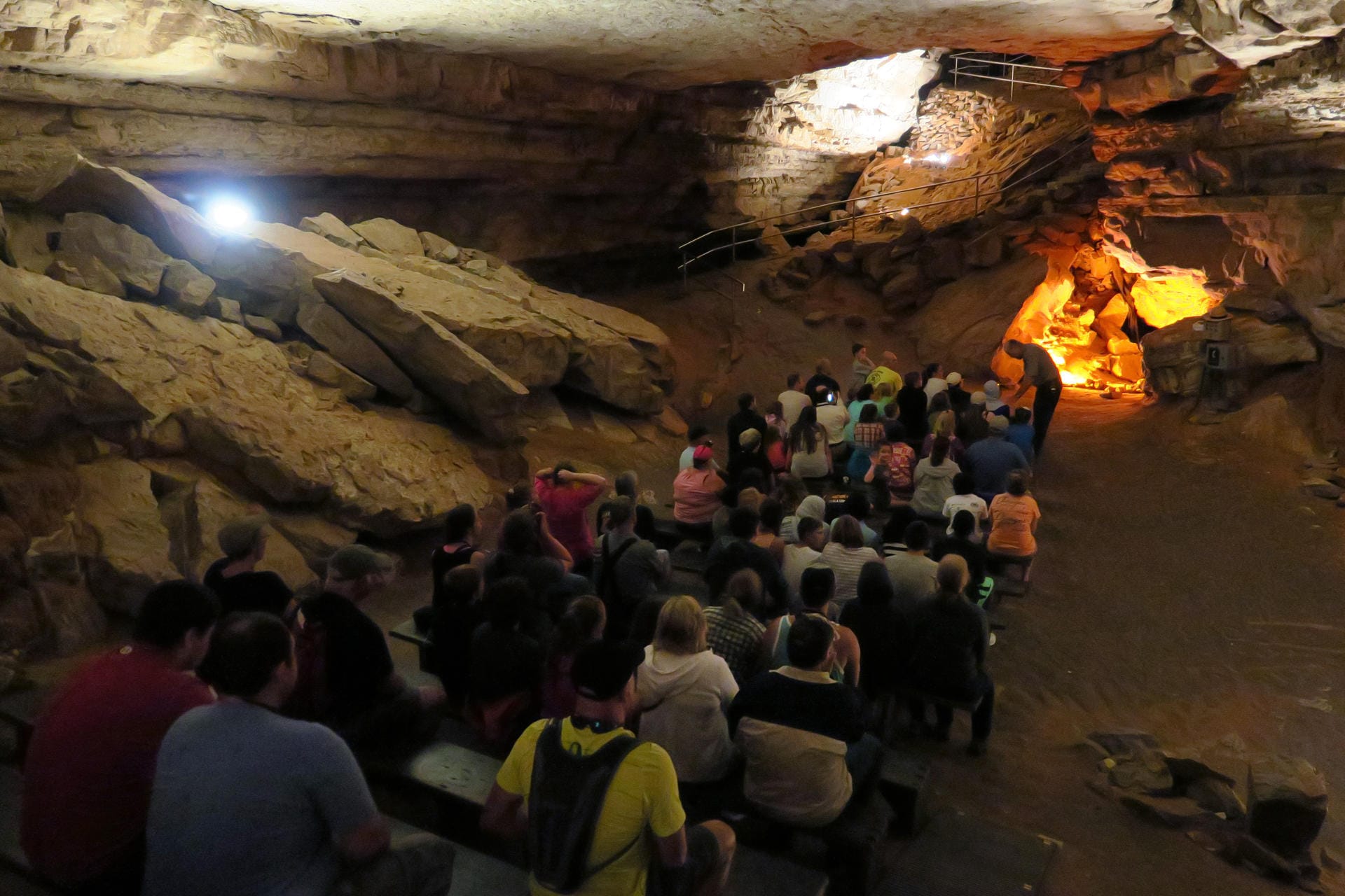 Zum Programm der Tour "Domes & Dripstones" im Mammoth Cave Nationalpark zählt, dass der Ranger kurz das Licht ausschaltet. Sicherheitshalber sitzen alle Teilnehmer dabei auf Bänken.