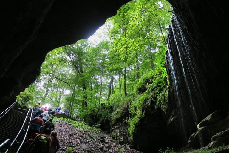 Eine natürliche Pforte zur längsten Höhle der Welt: Am sogenannten Historischen Eingang beginnen seit dem frühen 19. Jahrhundert viele der Touren durch das Naturwunder Mammoth Cave.