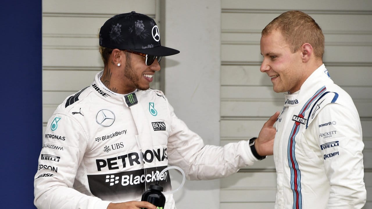 Valtteri Bottas muss sich bei Mercedes mit dem dreimaligen Weltmeister Lewis Hamilton (l) messen.