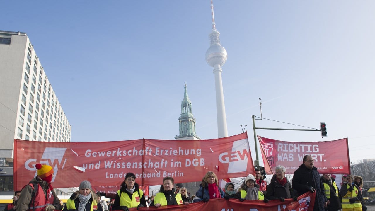 "Gemeinsam für Berlin" steht auf einem Transparent am Alexanderplatz in Berlin.