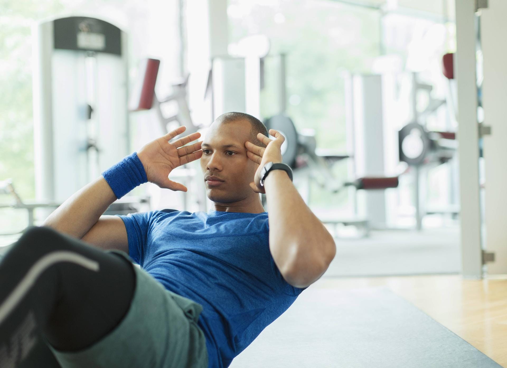 Situps gehören zu den hoch effektiven Übungen zum Training der Bauchmuskelgruppen. Für sie ist kein Sportstudio notwendig.
