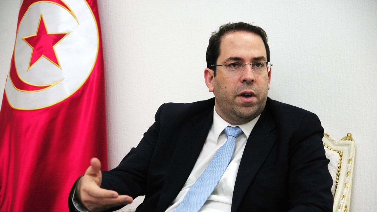 In den Gesprächen mit Tunesiens Premierminister Youssef Chahed geht es um schnellere Abschiebungen abgelehnter Asylbewerber nach Tunesien.