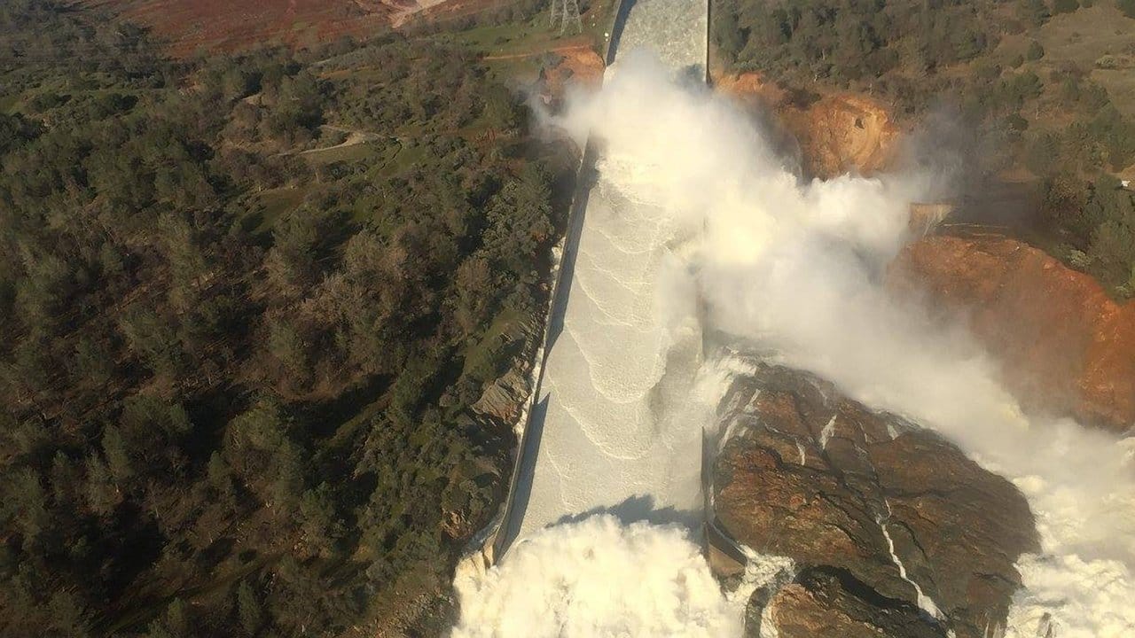 Die Luftaufnahme zeigt die Wassermassen, die durch den beschädigten Überlaufkanal des Oroville-Staudamms zu Tal donnern.