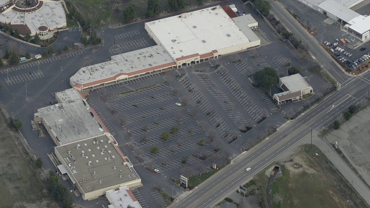 Hier parkt niemand mehr: Bis auf wenige Autos ist der Parkplatz eines Einkaufszentrums in Oroville leer.
