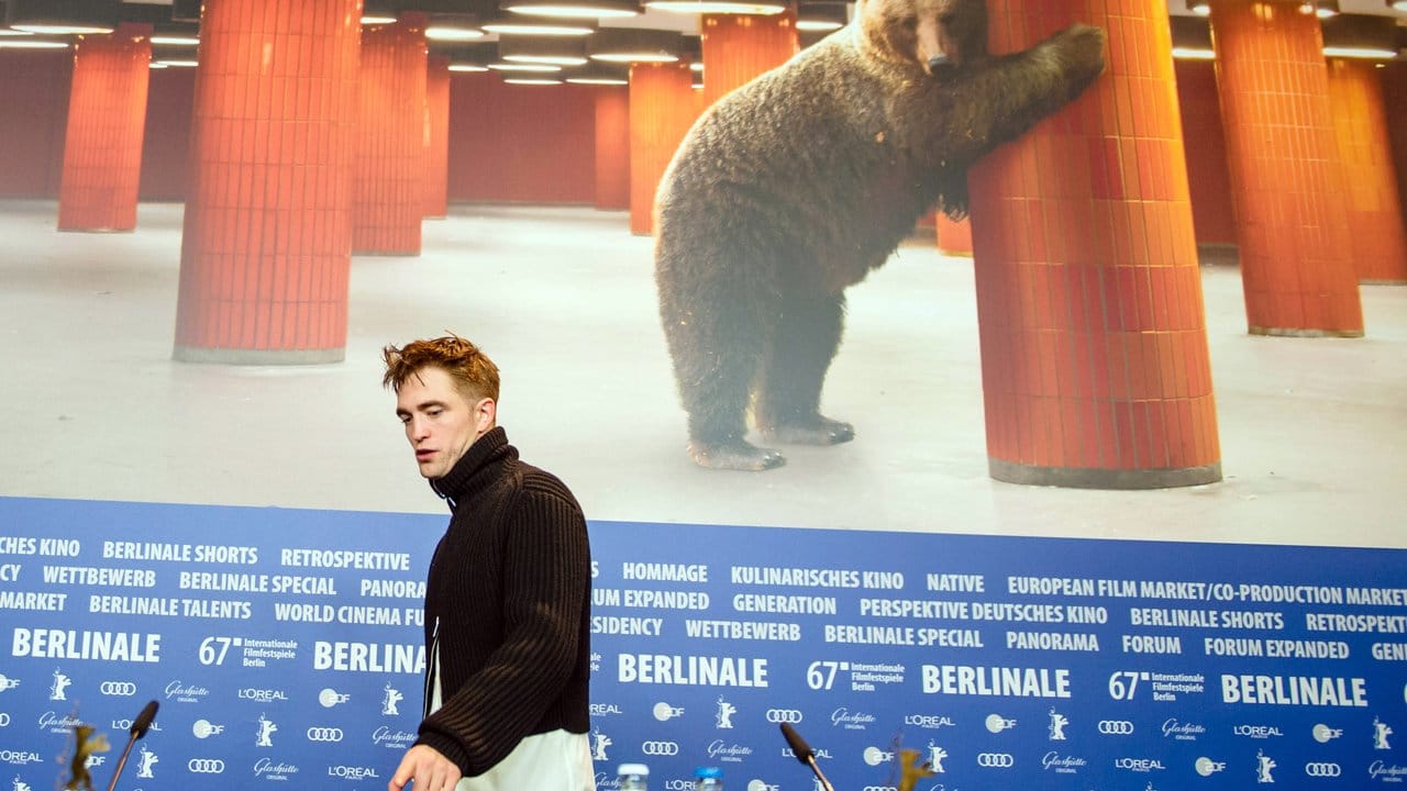 Hinten der Bär, vorne Robert Pattinson.