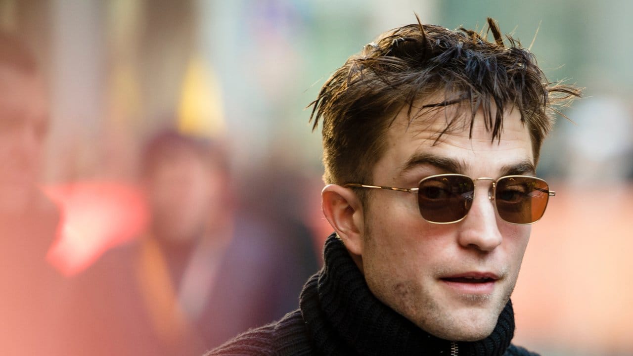 Robert Pattinson mit cooler Brille in Berlin.