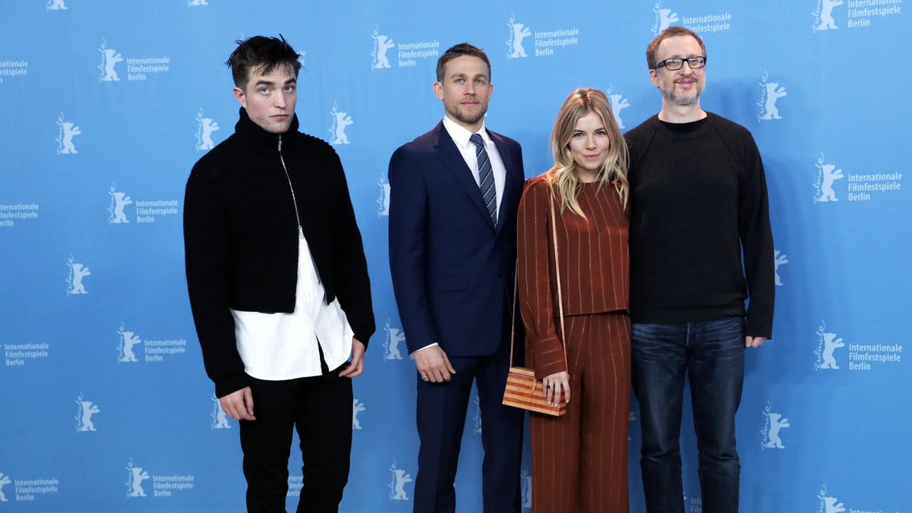 Robert Pattinson (l-r), Charlie Hunnam, Sienna Miller und Regisseur James Gray stellen ihren Film "The Lost City/Die versunkene Stadt Z" auf der Berlinale vor.