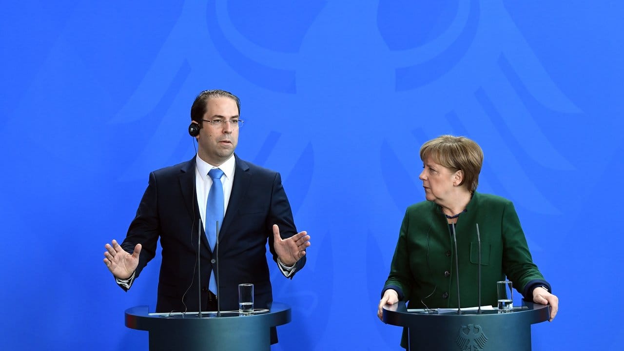 Nicht in allen Punkten einig: Bundeskanzlerin Merkel beriet mit dem tunesischen Ministerpräsidenten Youssef Chahed über eine bessere Zusammenarbeit in der Flüchtlingspolitik.
