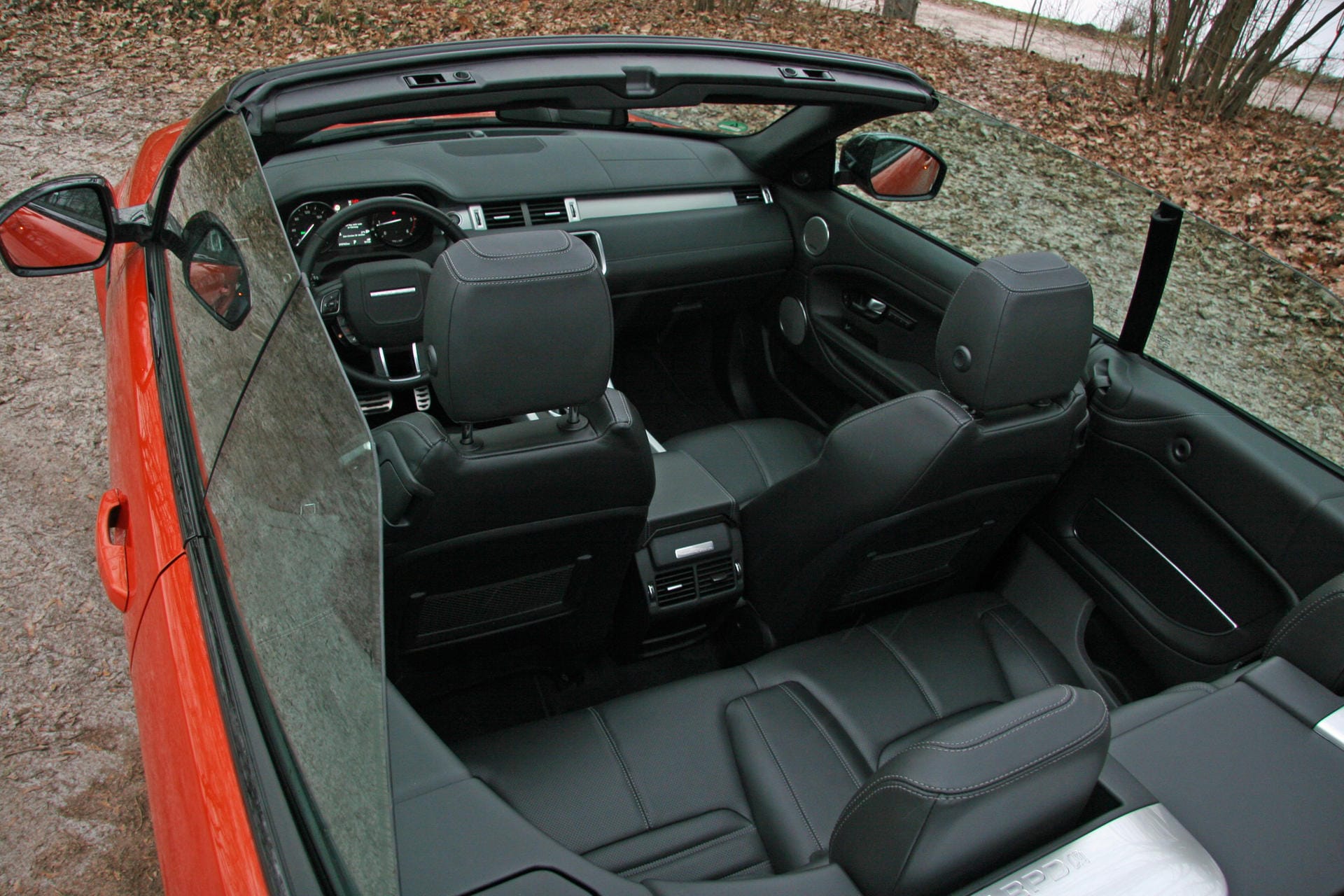 Auch wenn man vier Kopfstützen zählt - das Evoque Cabrio ist (wie das Coupé) mehr ein Zweisitzer.