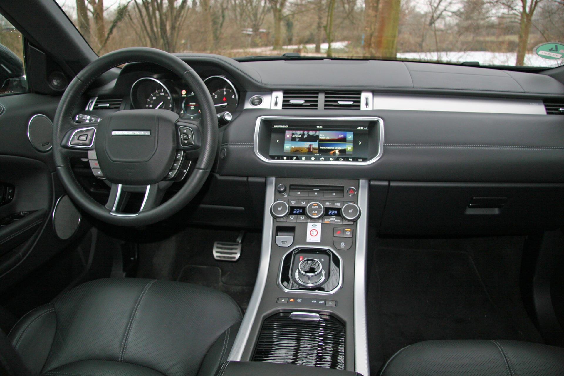 Übersichtlicher Premium-Innenraum: Das klar gestaltete Layout im Range Rover Evoque.