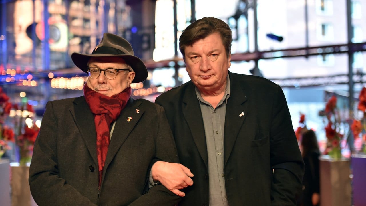 Regisseur Aki Kaurismäki (r) mit Berlinale-Direktor Dieter Kosslick.