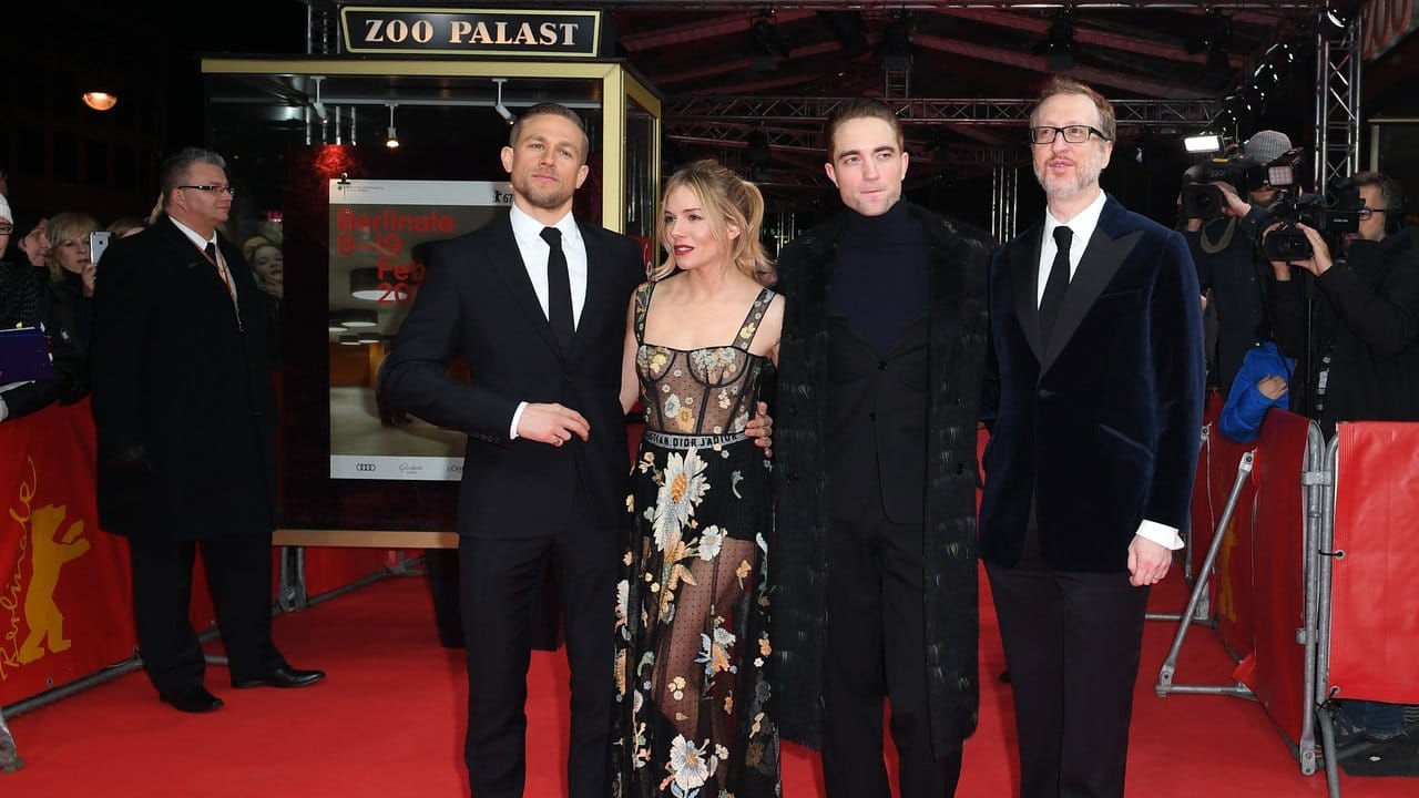 Charlie Hunnam (l-r), Sienna Miller, Robert Pattinson und Regisseur James Gray stellen ihren Film "Die versunkene Stadt Z" auf der Berlinale vor.