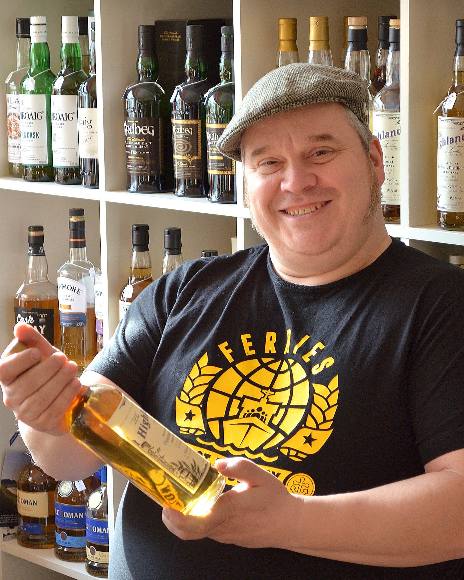Der Whisky-Experte Peter Reichard führt in seinem Laden "Die Genussverstärker" in Offenbach ein anspruchsvolles Sortiment mit vielen Tastings und Seminaren. Trotz der drastischen Preissteigerungen gäbe es außerhalb Schottlands noch viele unentdeckte Brennereien mit feinen Sorten, betont er.