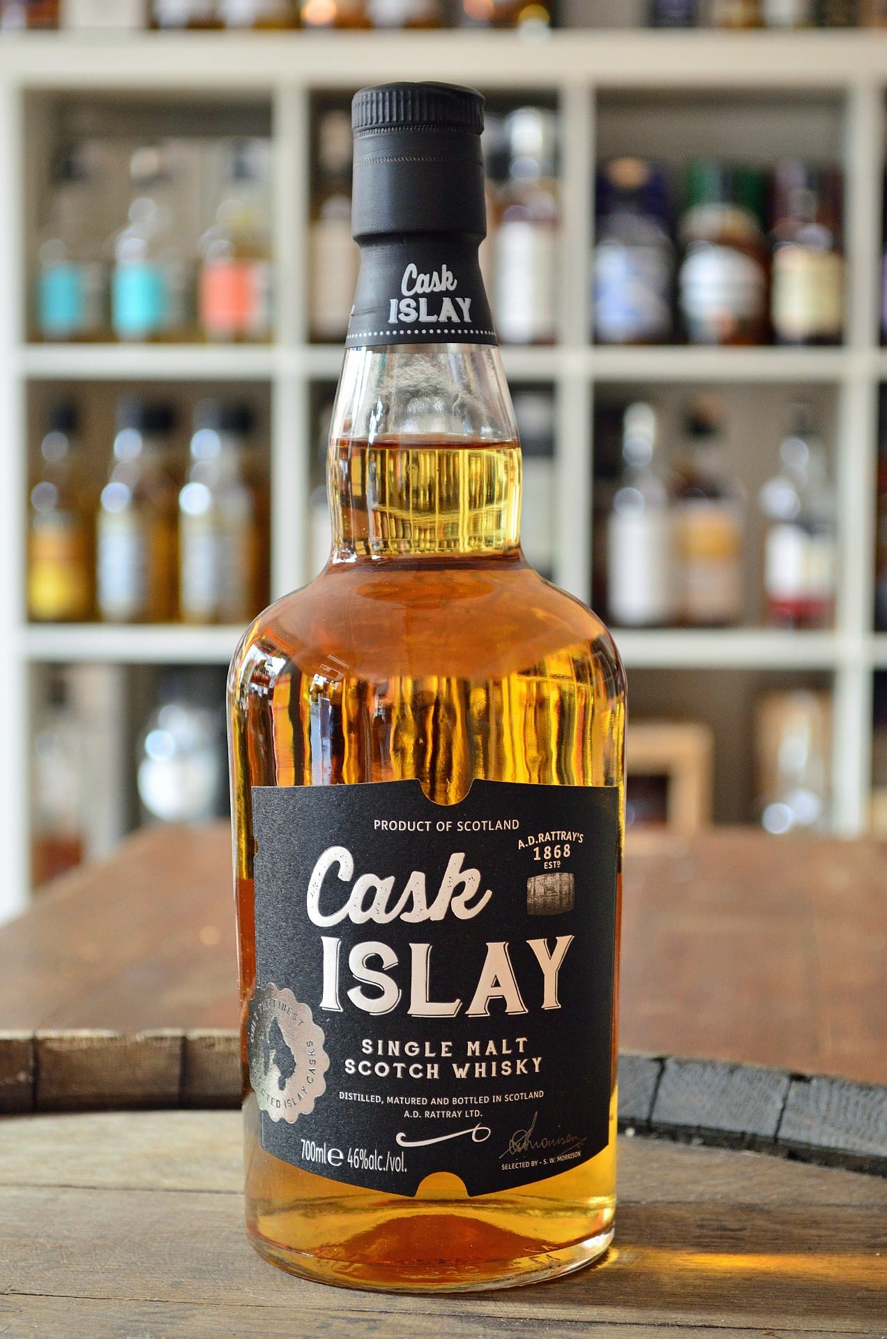 Dieser intensiv rauchige Single Malt Whisky von Rattray aus der Region Islay ist zwischen 35 und 40 Euro zu haben. Dafür verzichtet er auf eine genaue Herkunftsangabe des Fasses. "No Age Statement"-Whiskys wie dieser bieten oft ein tolles Preis-Genuss-Verhältnis.