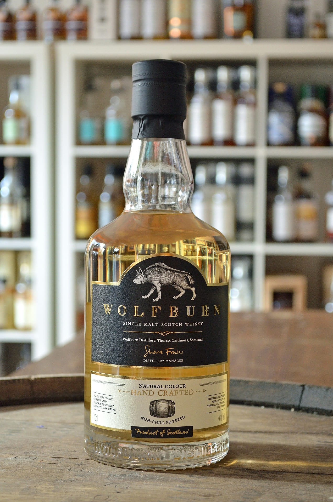 Dieser Single Malt ohne Jahrgangsangabe der neuen schottischen Highland-Destillerie Wolfburn ist um 45 Euro zu haben. Von diesem Whisky wurden rund 16.000 Flaschen gefüllt, der zuvor in gebrauchten Whiskyfässern reifte.