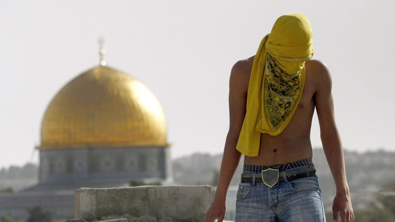 Pulverfass Nahost: Ein maskierter Palästinenser schaut bei Krawallen am Tempelberg von einem Dach in der Altstadt von Jerusalem.