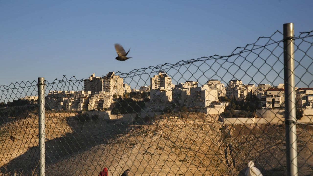 Palästinenser arbeiten an einer Erweiterung der israelischen Siedlung Maale Adumim bei Jerusalem.