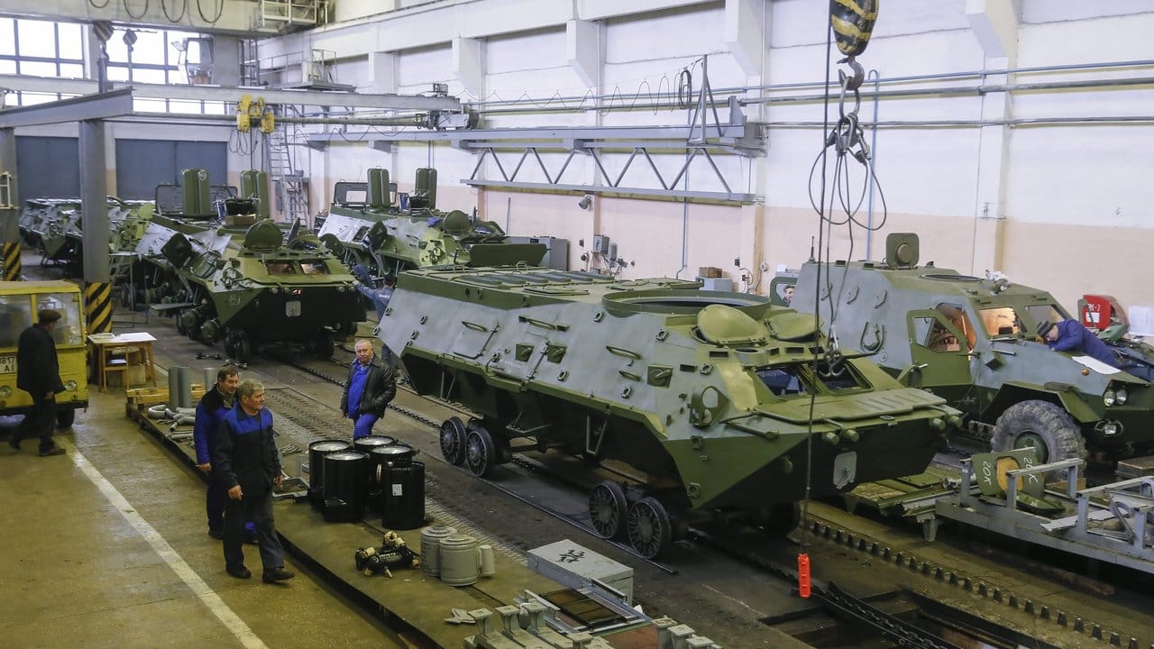 Reparaturarbeiten an ukrainischen Panzerfahrzeugen: Der Konflikt um die Ostukraine geht weiter.