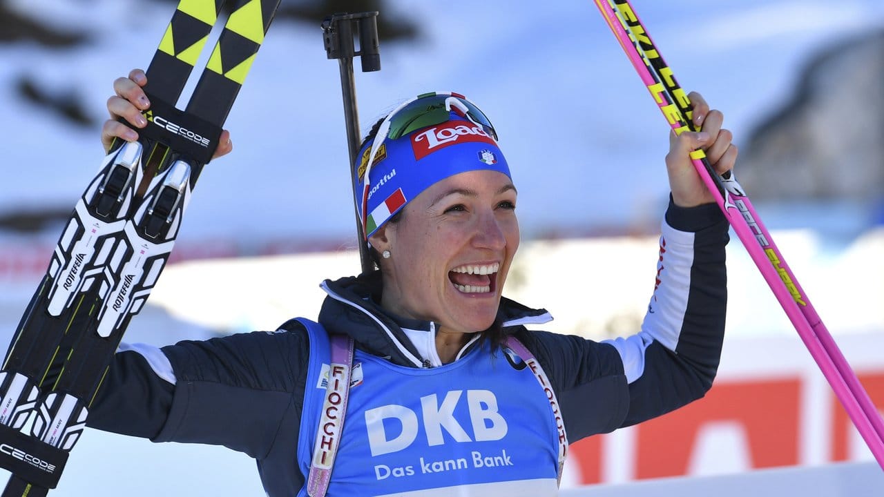 Die Italienerin Alexia Runggaldier freut sich über den dritten Platz.