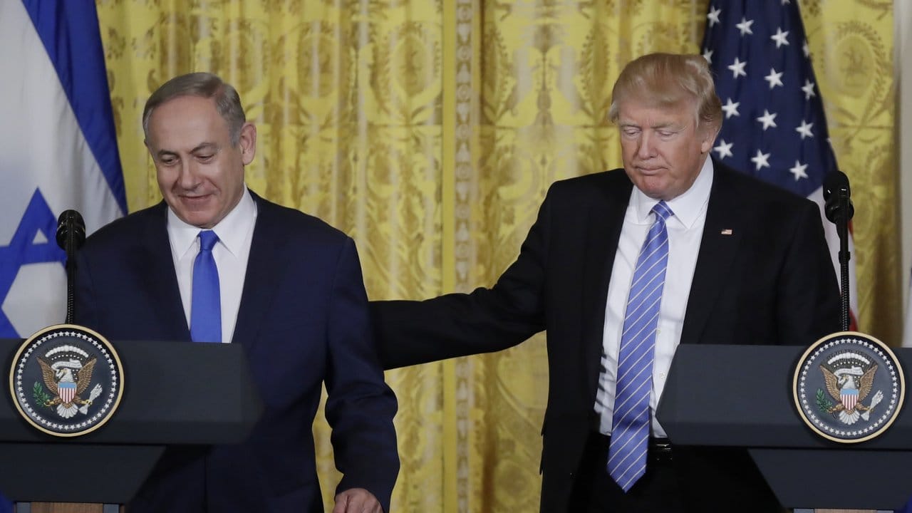 Donald Trump (r) empfängt Benjamin Netanjahu im Weißen Haus.
