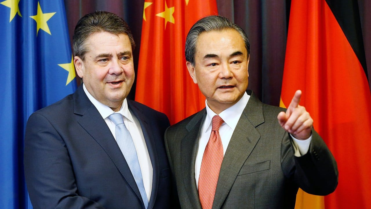 Der chinesischen Außenminister Wang Yi (R) und Bundesaußenminister Sigmar Gabriel beim Treffen der G20-Außenminister.