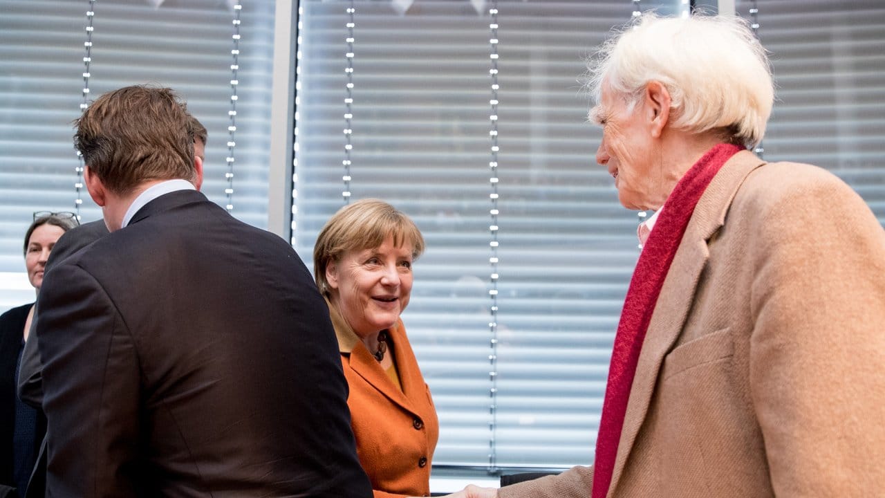 Angela Merkel begrüßt im NSA-Untersuchungsausschuss den Grünen-Abgeordneten Hans-Christian Ströbele.