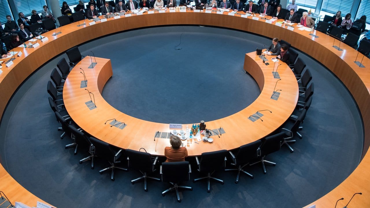 Ganz allein: Bundeskanzlerin Angela Merkel vor dem NSA-Untersuchungsausschuss.