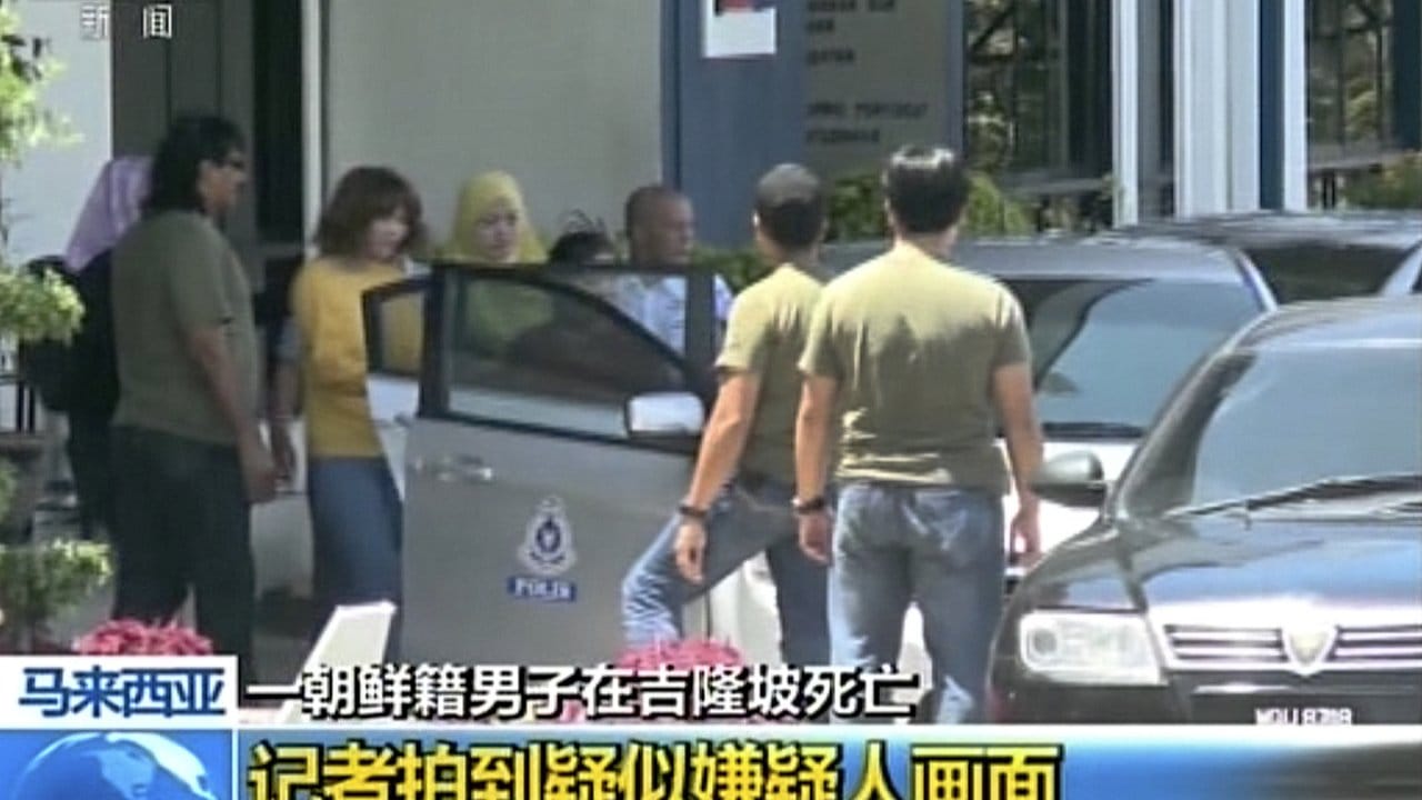 Das vom chinesischen Fernsehsender CCTV veröffentlichte Videostandbild zeigt eine der beiden verdächtigen Frauen (3.