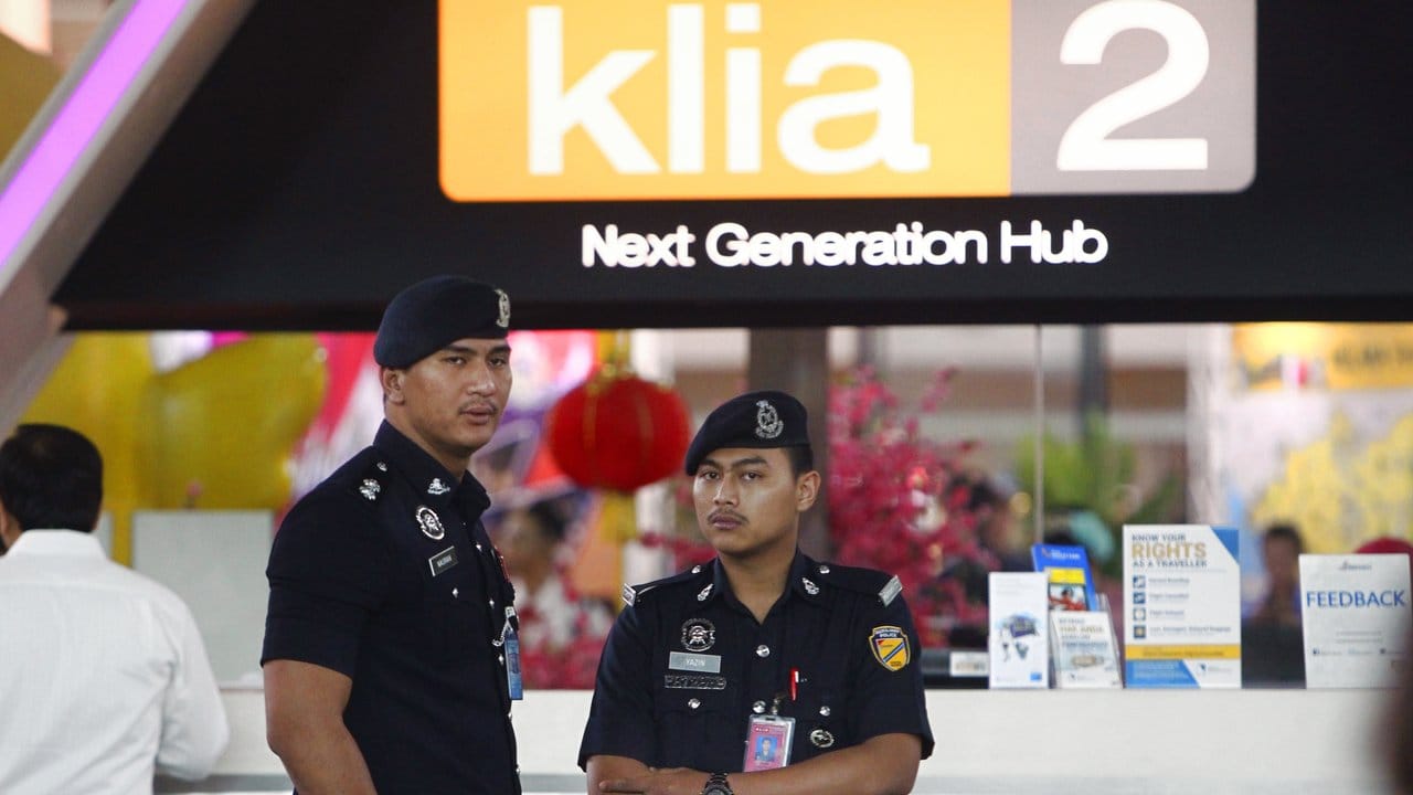 Polizisten patrouillieren am Internationalen Flughafen von Kuala Lumpur.