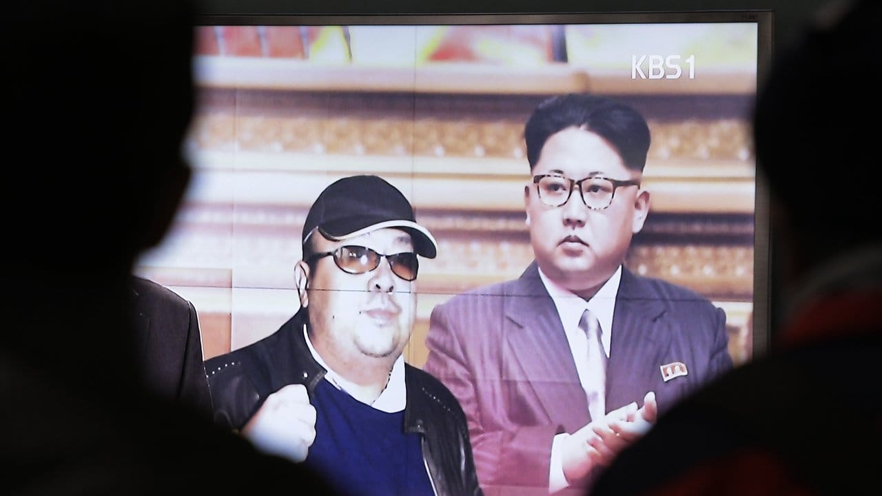 Familienbande: Auf einem Fernseher sind Kim Jong Un (r.