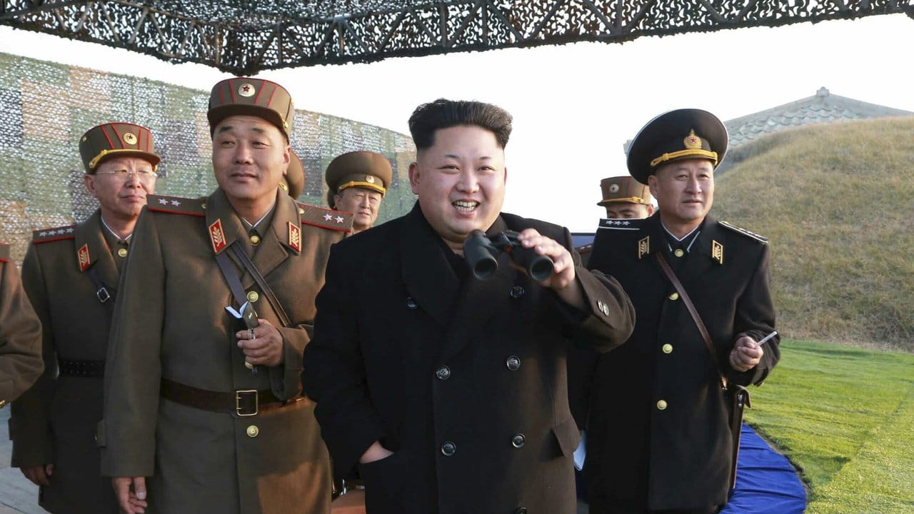 Keine Reaktion aus Nordkorea: Kim Jong Un, Halbbruder des Ermordeten, mit seinen Top-Militärs.