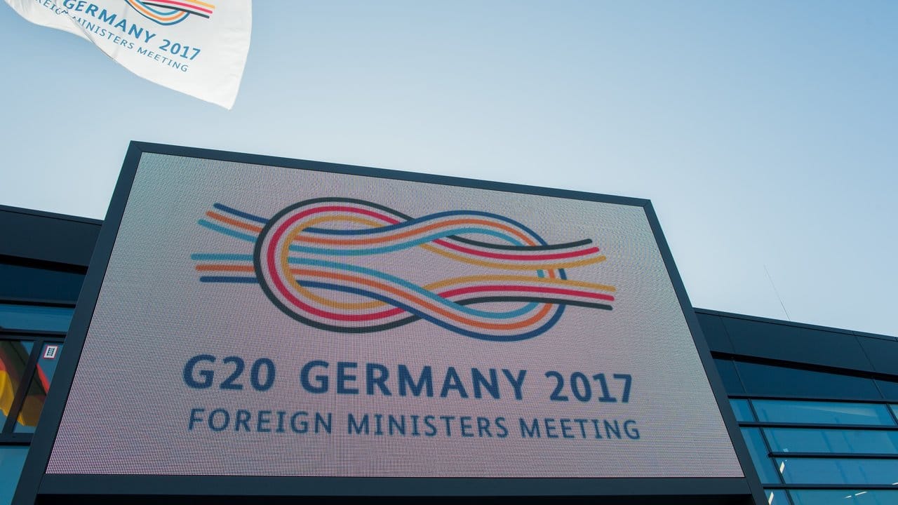 Das Logo "G20 Germany 2017" leuchtet vor dem Ort des Treffens, dem World Conference Center in Bonn.