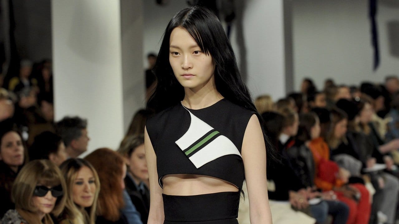 Raf Simons, der neue Chefdesigner von Calvin Klein, macht den "Underboob" salonfähig.