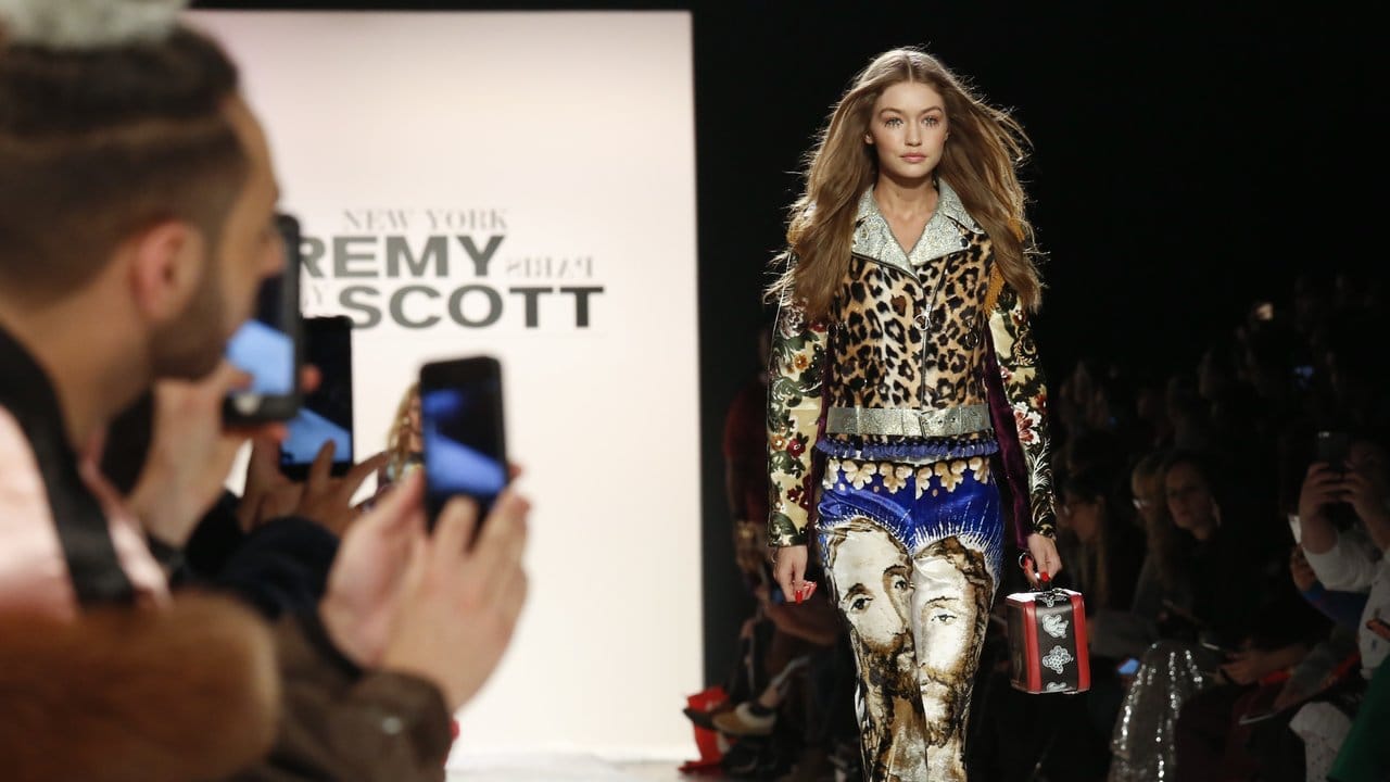 Topmodel Gigi Hadid zeigt einen wilden Mix von Designer Jeremy Scott.