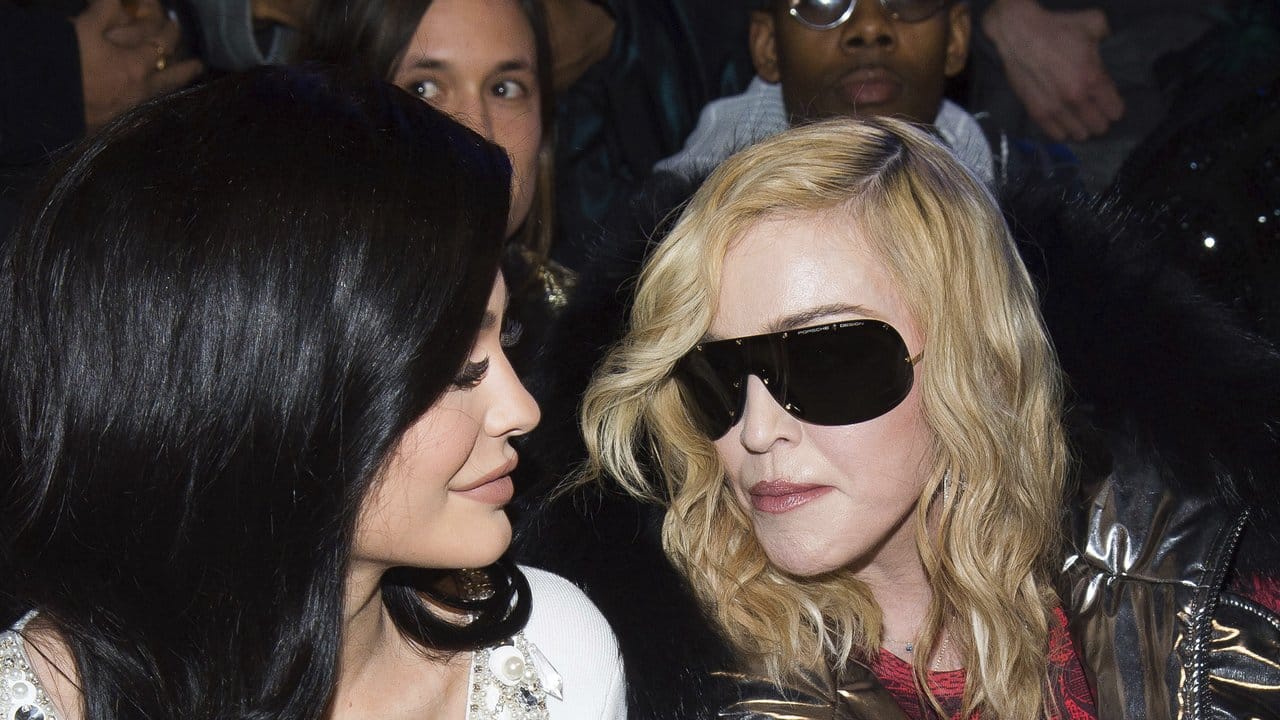 Kylie Jenner (l) und Madonna schauen sich die Show von Philipp Plein an.
