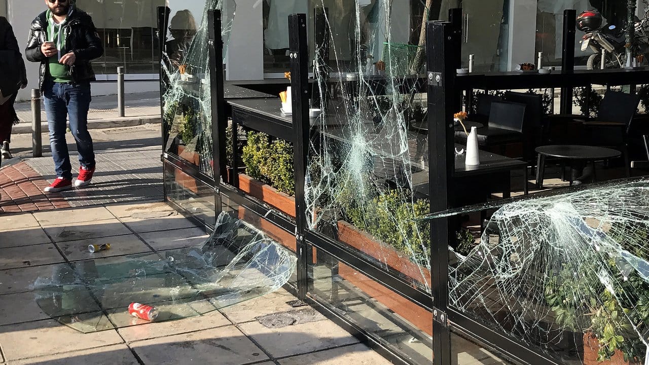Schalker Ultras haben Scheiben von einem Cafe in Thessaloniki zerstört.
