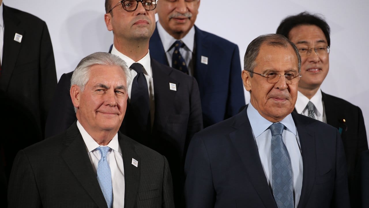 US-Außenminister Rex Tillerson (l) und sein russischer Amtskollege Sergej Lawrow stehen Schulter an Schulter beim G20-Außenministertreffen in Bonn.