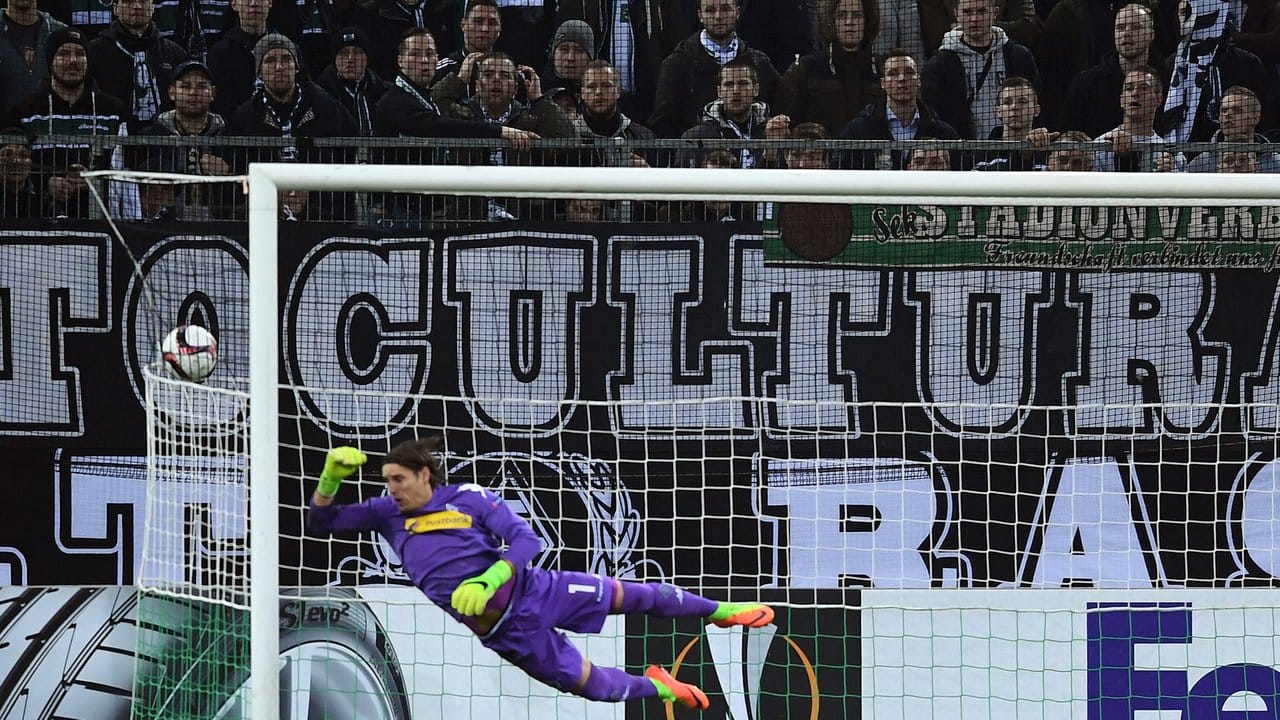 Gladbachs Torwart Yann Sommer kann das Tor nicht verhindern. Gladbachs Torwart Yann Sommer kann das Tor nicht verhindern.