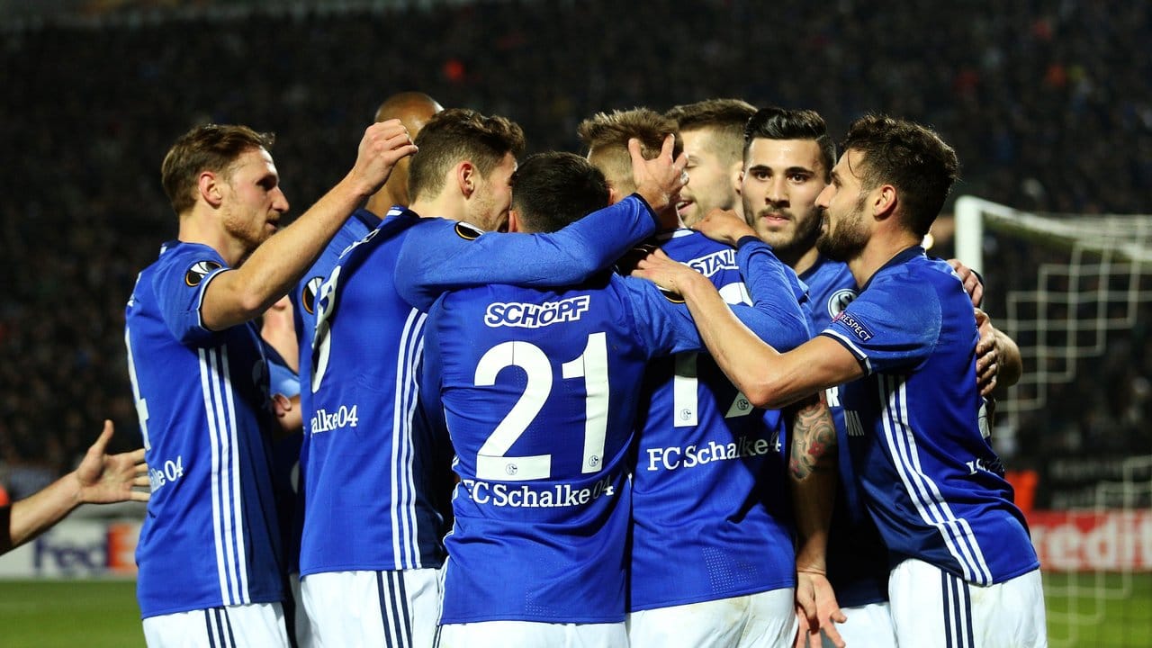 Die Spieler von Schalke bejubeln einen Treffer gegen PAOK.