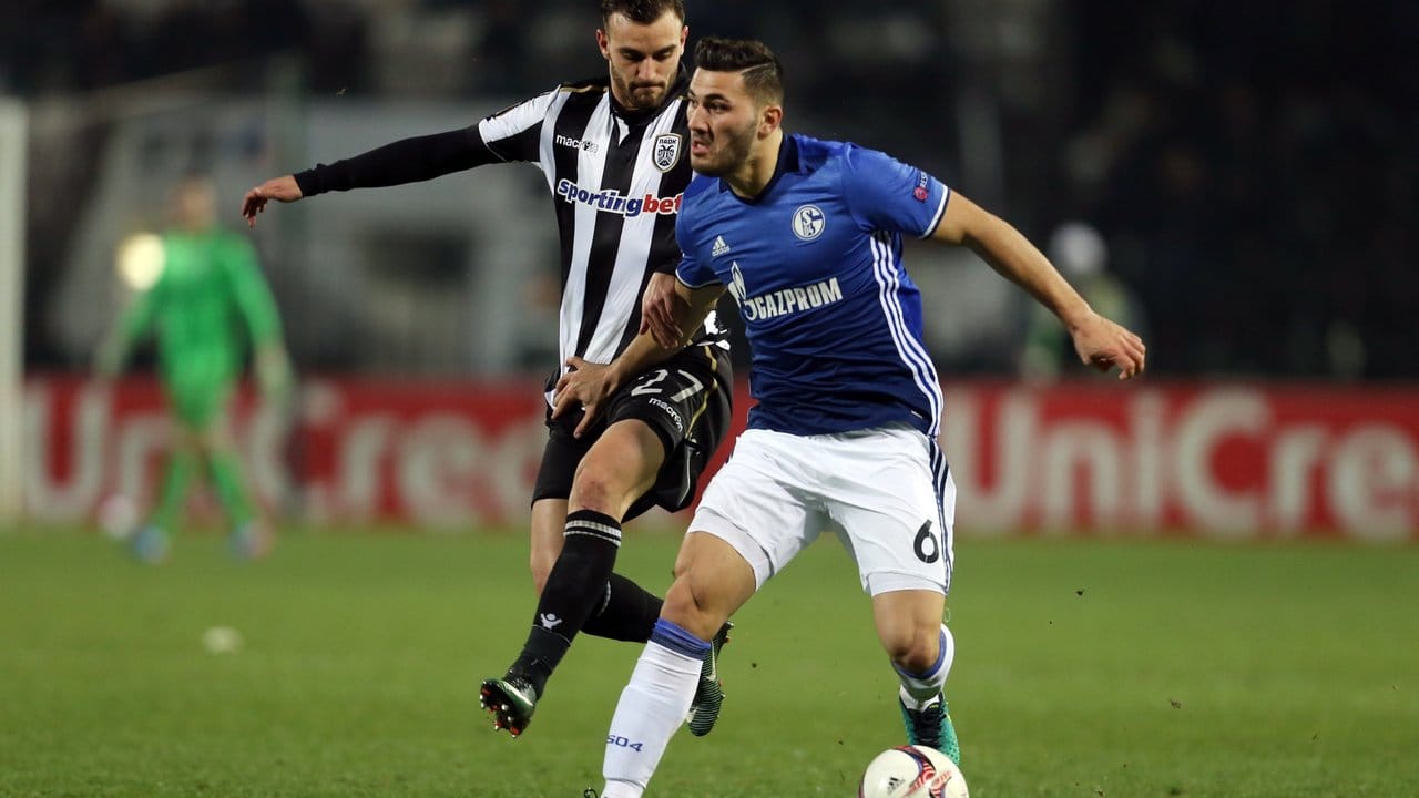 Schalkes Sead Kolasinac behauptet sich am Ball gegen Giannis Mystakidis (l) von PAOK Thessaloniki.