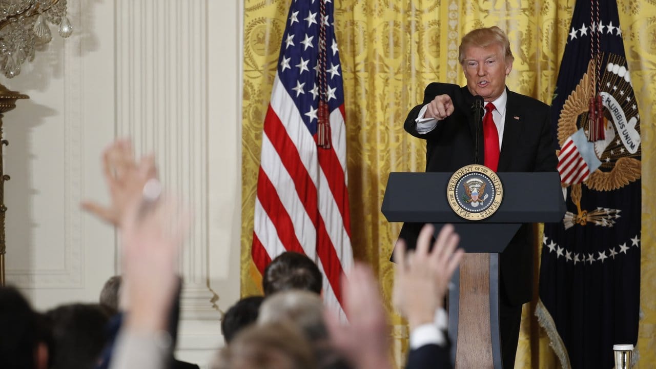 US-Präsident Donald Trump ruft während einer Pressekonferenz einen Reporter auf.