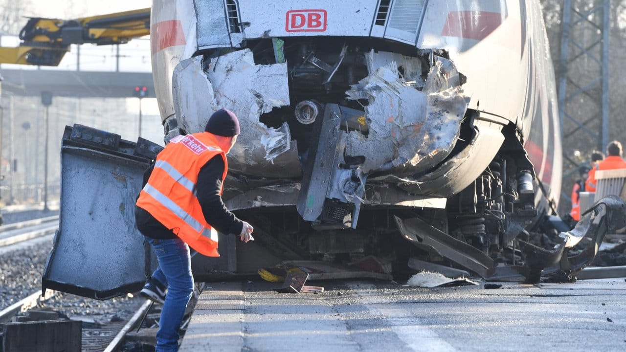 Ein Mitarbeiter der Deutschen Bahn begutachtet den Schaden am zerstörten Triebwagen im Bahnhof Griesheim in Frankfurt am Main.