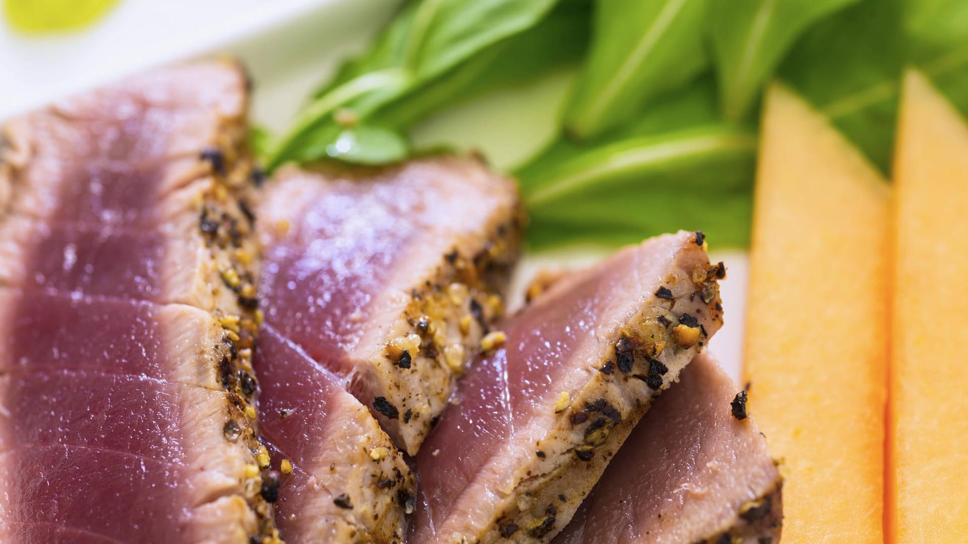 Scheiben eines Thunfischsteaks: Das gebratene Thunfischsteak ist außen knusprig und innen rosa.